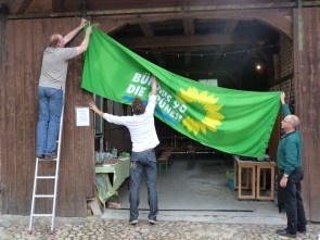 GRÜNdErfest am 27.8.2011 in der Schulstr. 4 in Isenbüttel, Die Flagge Bündnis 90 / Die Grünen wird aufgehängt.