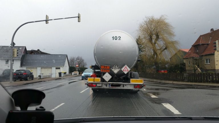 Gefahrgut auf der Straße durch die Dörfer