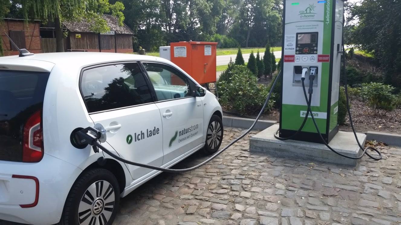 Elektroauto an Ladepunkt