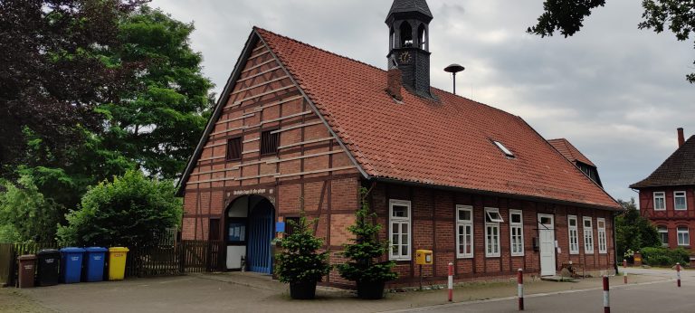 Bokensdorf: Gemeindebüro, Feuerwehrhaus und Kindergarten.