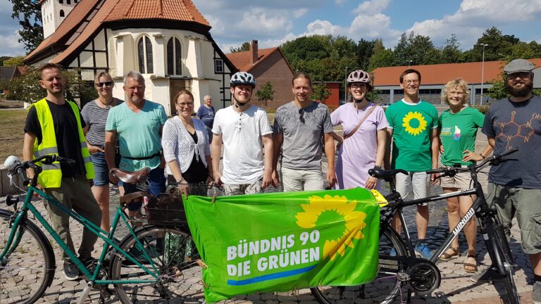 Landtagskandidat Christian Schroeder auf Radtour mit energiepolitischen Themen