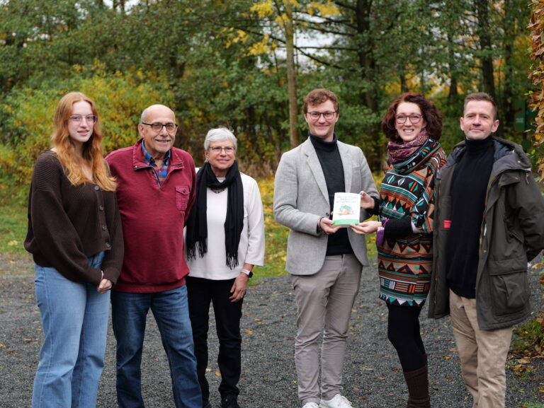 EU Abgeordneter Malte Gallée, zusammen mit dem OV Isenhagner Land, zu Besuch im Otter-Zentrum