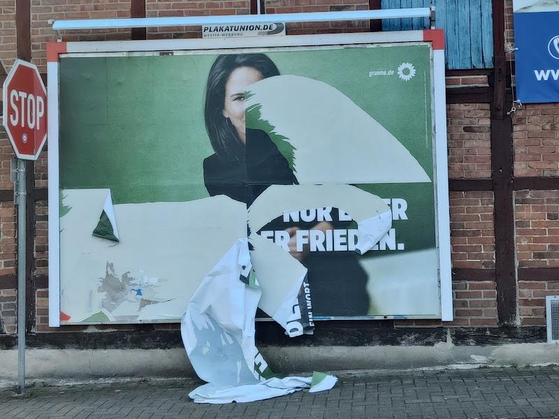 Ein beschädigtes Großplakat der Grünen zur Bundestagswahl 2025